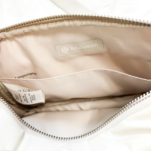 Lululemon Athletica Crossbody Camera Bag 2L Light Ivory/Bone Adjustable Strap - Picture 9 of 12